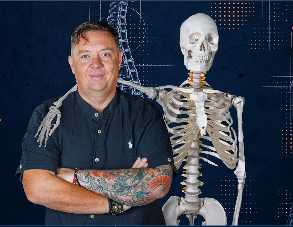 Jarosław Sanocki obok modelu szkieletu